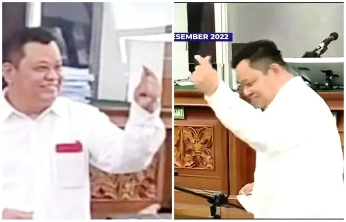 kelakuan Kuat Maruf di persidangan,  beri pose Saranghaeyo pada para pengunjung sidang di PN Jaksel.