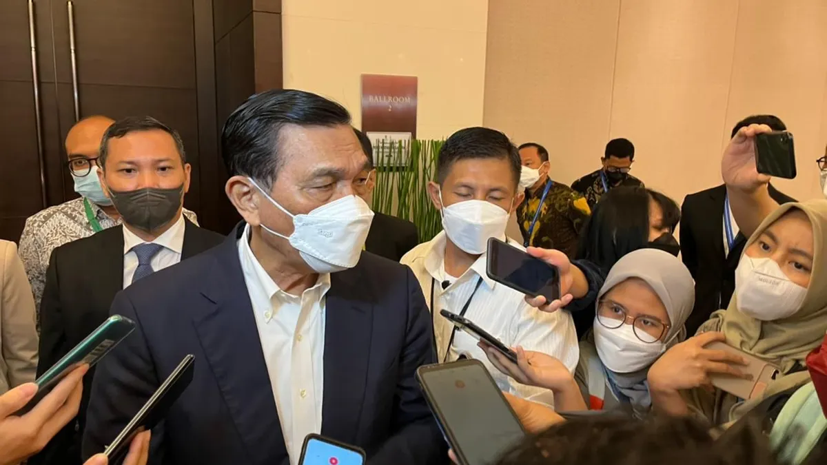 Luhut Binsar Pandjaitan saat bersama media.