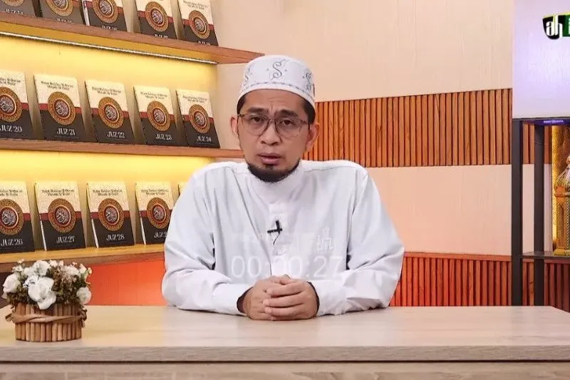 Ustaz Adi Hidayat mengajak warga untuk mendoakan putra sulung Gubernur Jawa Barat M Ridwan Kamil, Emmeril Kahn Mumtadz alias Eril. 