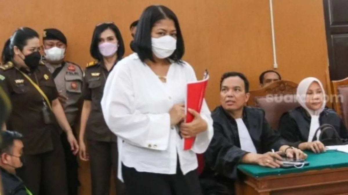 Terdakwa kasus pembunuhan berencana Istri Ferdy Sambo, Putri Candrawathi saat menghadiri sidang perdana di Pengadilan Negeri Jakarta Selatan.