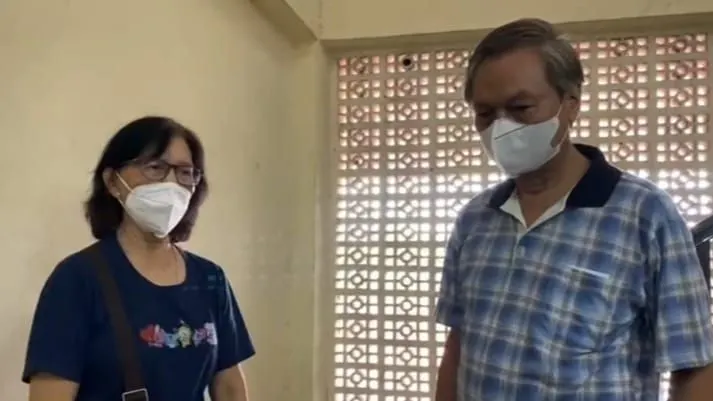 Kerabat empat jasad yang tewas mengering di dalam rumah Perumahan Citra Garden Extension 1 Kalideres, Jakarta Barat.  