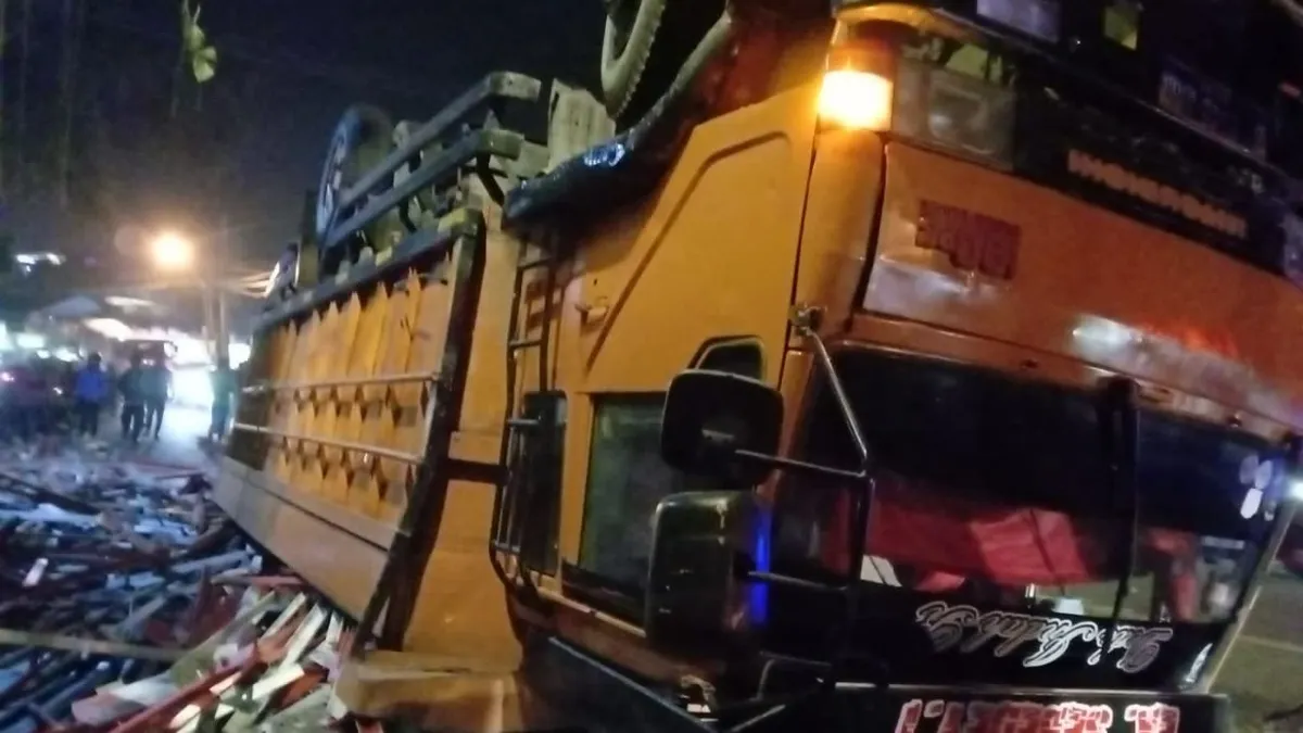 Truk Fuso Tabrak vespa di Puncak Bogor