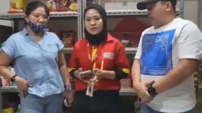 Video viral karyawan Alfamart yang memergoki seorang ibu yang mencuri di gerainya.