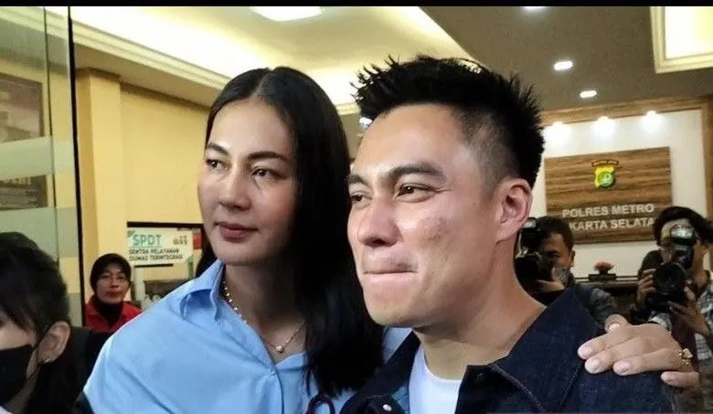 Pasangan artis Baim Wong dan Paula Verhoeven usai menjalani pemeriksaan terkait aksi &quot;prank&quot; kekerasan dalam rumah tangga (KDRT) di Polres Metro Jakarta Selatan, Jumat (7/10/2022). 