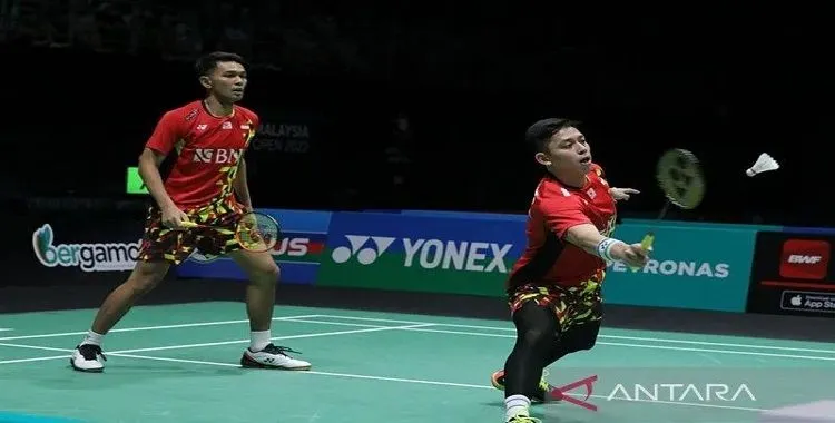 Pebulu tangkis ganda putra Indonesia Fajar Alfian (kiri) dan Muhammad Rian Ardianto 