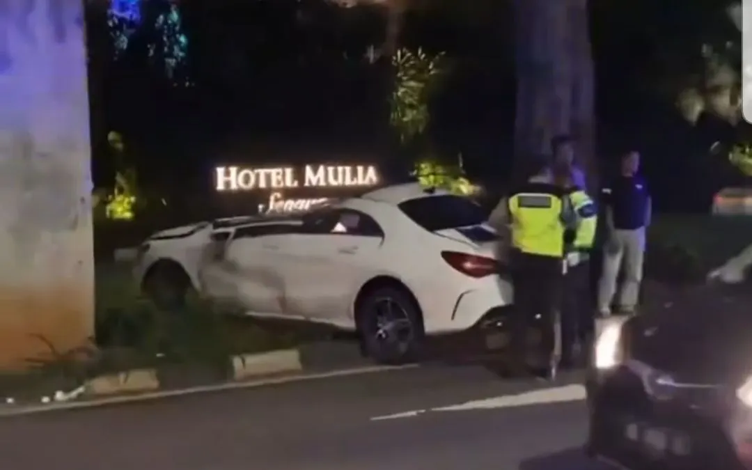 Mobil yang mengalami laka tunggal di depan Hotel Mulia.