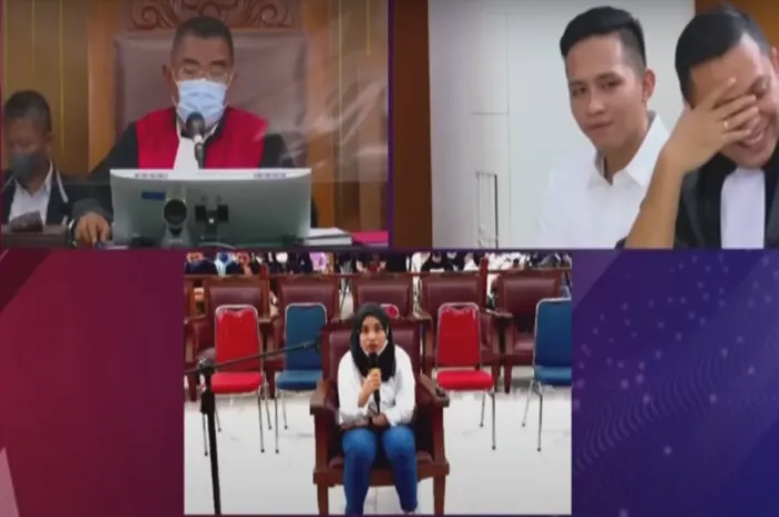 Bharada E tertangkap kamera tersenyum saat menedengar kesaksian Susi yang aneh dan penuh kebohongan