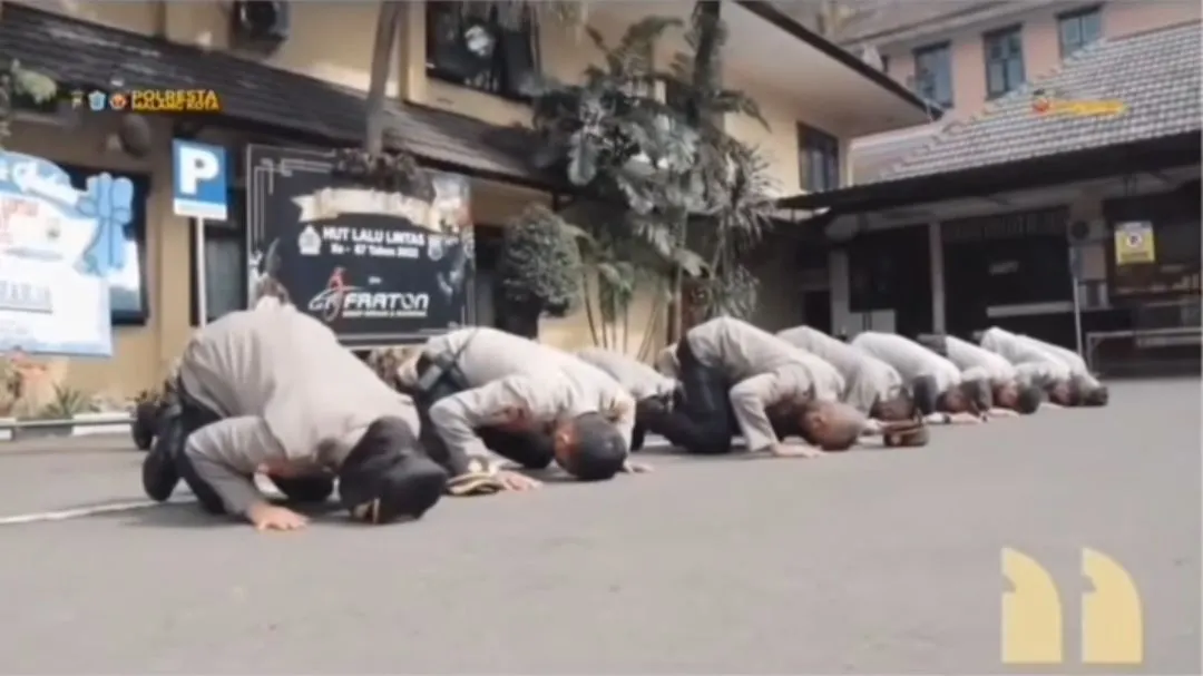 Minta Maaf Atas Tragedi Kanjuruhan, Polresta Malang Lakukan Aksi Sujud Massal