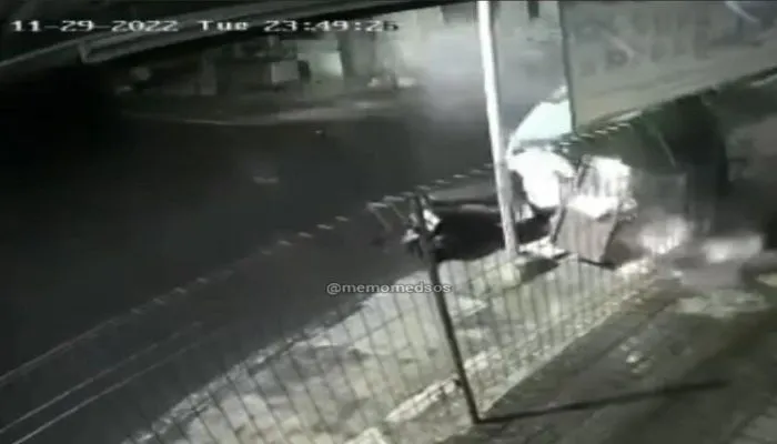 Viral! Pengendara Motor Ini Langsung Kabur Usai Tabrak Gerobak Sate, Warganet: Sumpah Jahat Banget