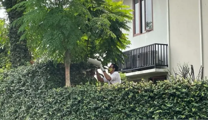 Penyidik memeriksa CCTV di rumah dinas Kadiv Propam Polri di Komplek Polri Duren Tiga No. 46 RT 04/01, Pancoran, Jakarta Selatan