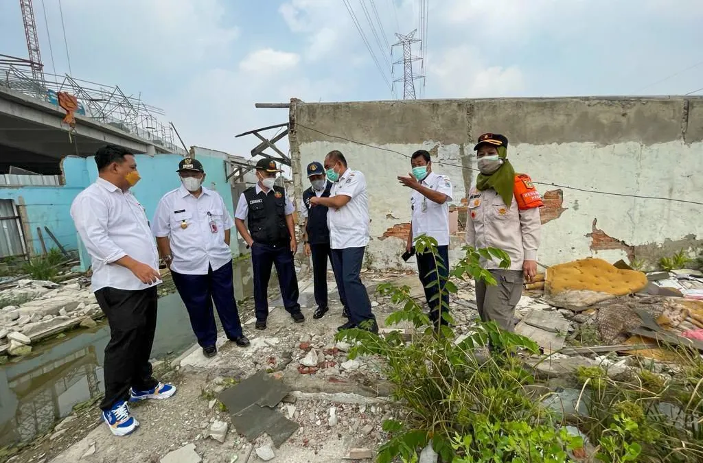 untuk menunjang keberadaan JIS, maka sekitar 500 bangunan liar yang berada di wilayah RW 08 Kampung Bayam, Kelurahan Papanggo, Tanjung Priok akan mulai dibersihkan