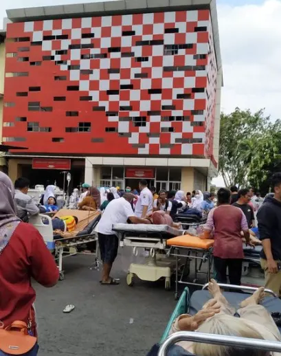 Situasi panik pada saat pasien RSUD Cianjur terpaksa dievakuasi ke luar bangunan karena gempa bumi