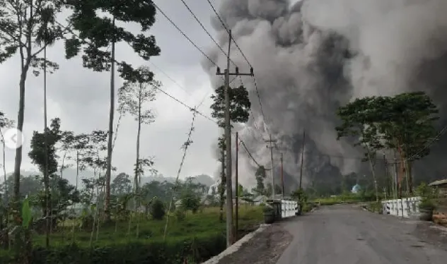 Gunung Semeru di Lumajang, Jawa Timur erupsi dan memuntahkan awan panas, Minggu, 4 Desember 2022.