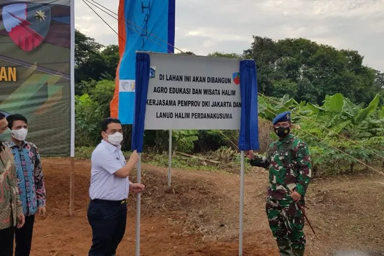 Wagub DKI, Ahmad Riza Patria saat menghadiri groundbreaking Agro Eduwisata di Lanud Halim Perdana Kusuma/dok: timur.jakarta.go.id