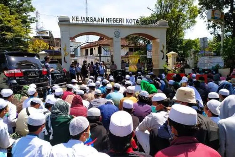 Ratusan masa pendukung Habib Rizieq Shihab (HRS) yang tergabung dalam Gerakan Mahasiswa Daulat Rakyat (GMDR), saat melakukan aksi unjuk rasa di depan Kantor Kejaksaan Negeri Kota Bogor (Yogi Faisal/ AyoBogor)
