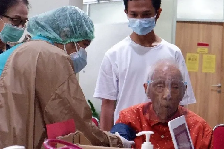 Wirjawan Hardjamulia saat menjalani vaksinasi covid-19 di Rumah Sakit Vania Kota Bogor (Dok. Rumah Sakit Vania Kota Bogor)