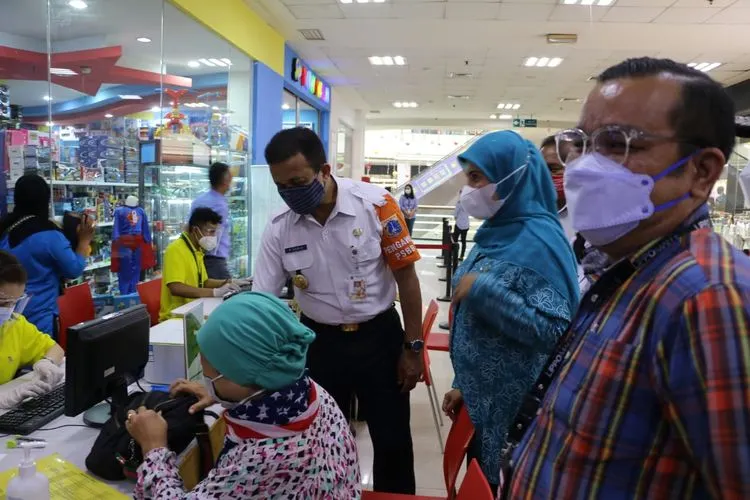 Walikota Jakarta Timur Muhammad Anwar saat mengecek pelaksanaan Vaksinasi Covid-19 di mal/dok: Kominfotik Jaktim.