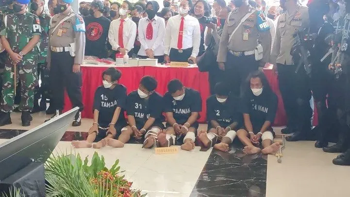 5 tersangka penembakan istri TNI duduk