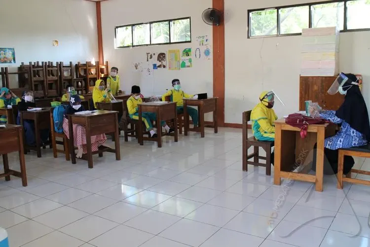 Suasana uji coba pembelajaran tatap muka di salah satu sekolah di Kabupaten Bogor / Yogi Faisal