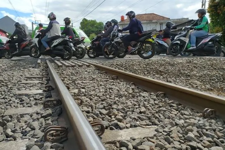 Kondisi arus lalu lintas di pintu perlintasan kereta api Kebon Pedes, Kecamatan Tanahsareal, Kota Bogor.