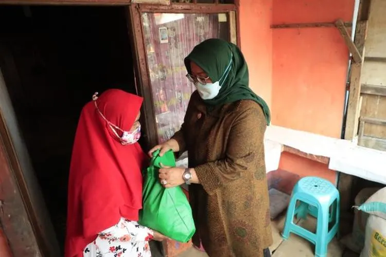 Bupati Bogor Ade Yasin saat Memberikan bantuan sembako kepada masyarakat di Kelurahan Karang Asem Barat Kecamatan Citeureup Kabupaten Bogor.