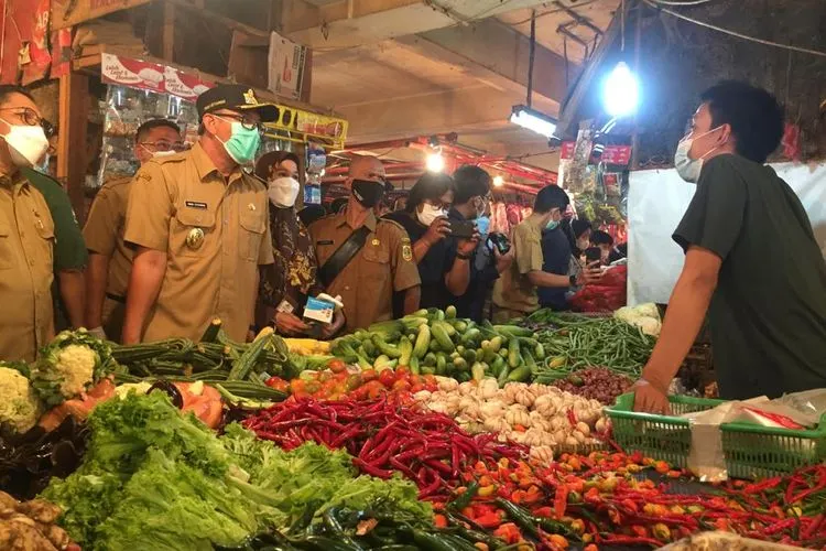 Wakil Bupati Bogor Iwan Setiawan saat melakukan pengecekan harga bahan pokok di Pasar Citeureup Kabupaten Bogor (Yogi Faisal/ AyoBogor)