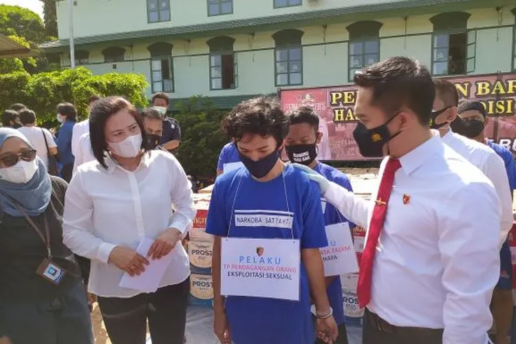 Kasat Reskrim Polresta Bogor Kota, Kompol Dhoni Erwanto, saat mengintrogasi salah satu mucikari Apartemen Bogor Valley.