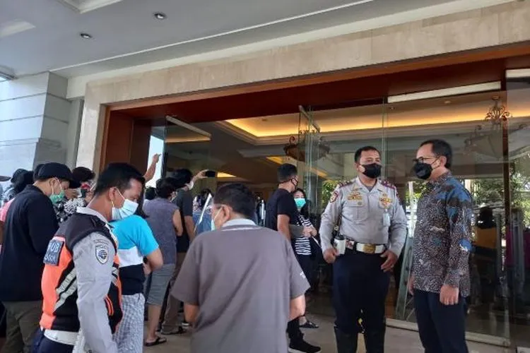 Wali Kota Bogor Bima Arya, saat melakukan sidak ke lokasi vaksinasi covid-19 di Puri Begawan, Kota Bogor.