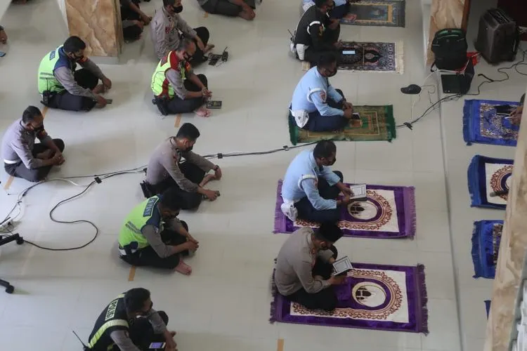 TNI - Polri saat menggelar doa bersama di Masjid Dzikrullah di Komplek Mako Polresta Bogor Kota,