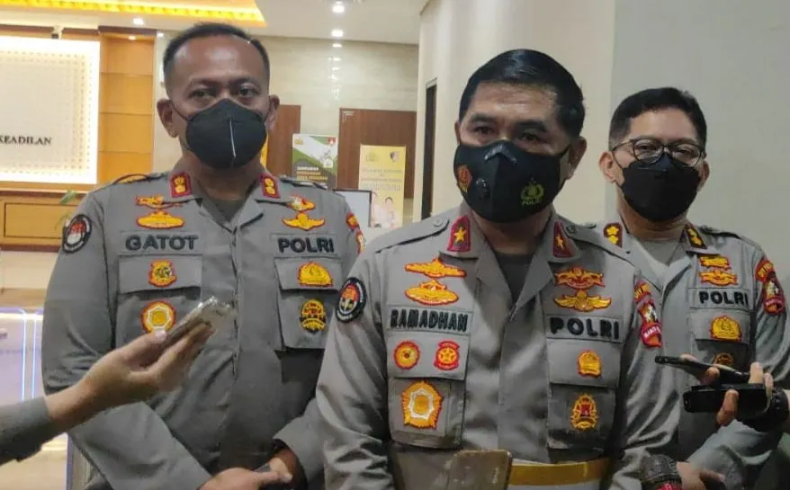 Karopenmas Divhumas Polri, Brigjen Pol Ahmad Ramadhan saat diwawancarai wartawan.