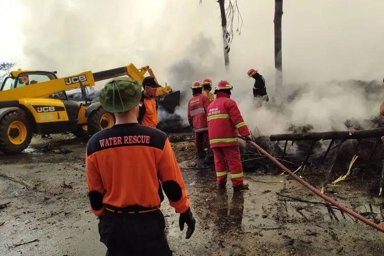 Petugas pemadam kebakaran saat berusaha menjinakkan api di lokasi kebakaran/ dok. Damkar Kabupaten Bogor