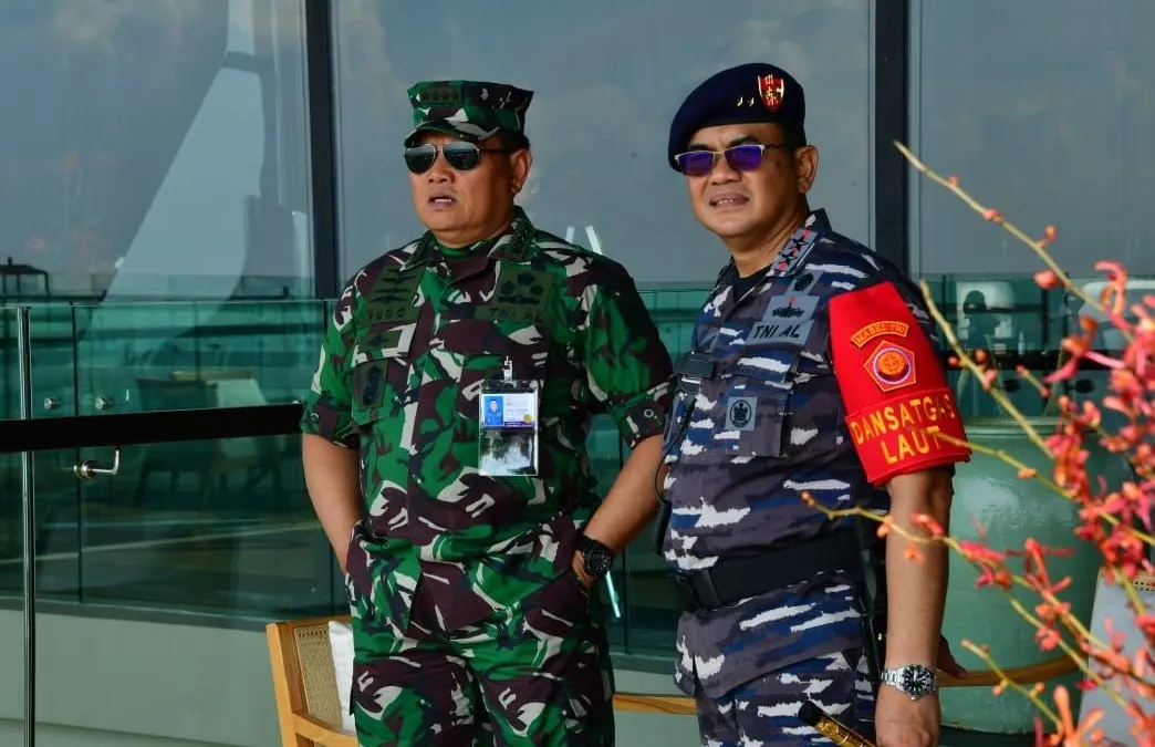 Kasal Laksamana TNI Yudo Margono (kiri) bersama Pangkoarmada 2 Laksda Cokky Hutabarat