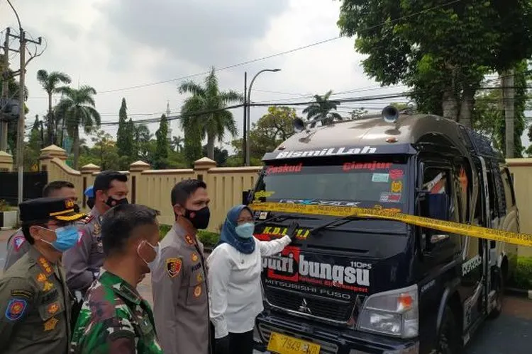 Forkopimda Kabupaten Bogor saat melihat kondisi mobil travel gelap yang berhasil diamankan petugas di Mako Polres Bogor/ Yogi