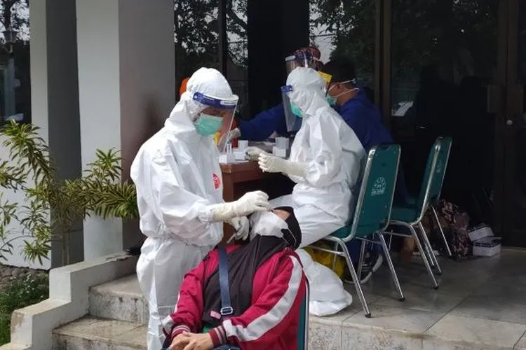 Salah seorang warga Bogor saat menjalani swab tes di komplek kantor Pemerintahan Kabupaten Bogor
