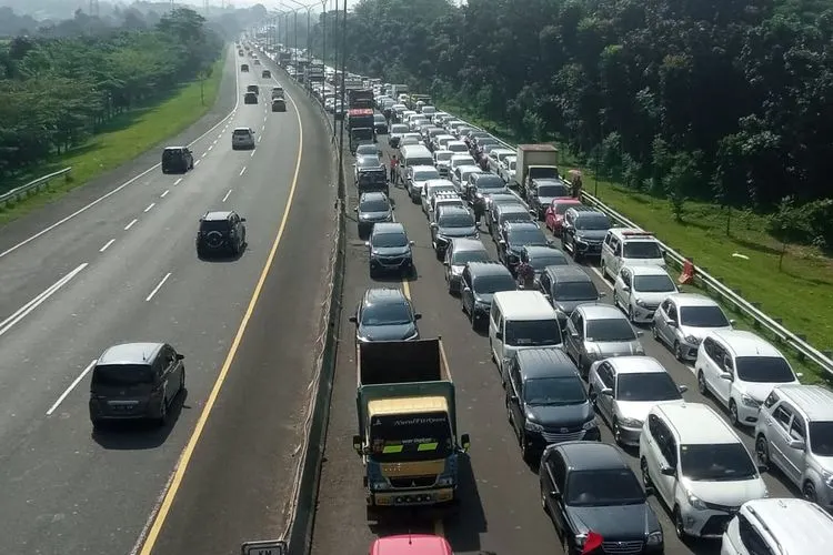 Kondisi terkini arus lalu lintas di kawasan Puncak Kabupaten Bogor. Tepatnya di pintu keluar tol Ciawi Kabupaten Bogor (Yogi Faisal)