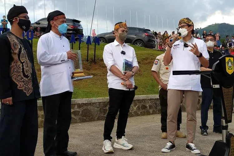 Menteri Pariwisata dan Ekonomi Kreatif Sandiaga Salahudin Uno (kanan), bersama Raffi Ahmad (ketiga kiri) saat menyambangi Desa Wisata Tugu Selatan./ayobogor/yogi faisal