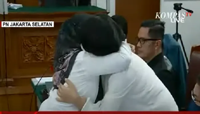 ART Susi dan Putri Candrawati saling berpelukan di ruang sidang