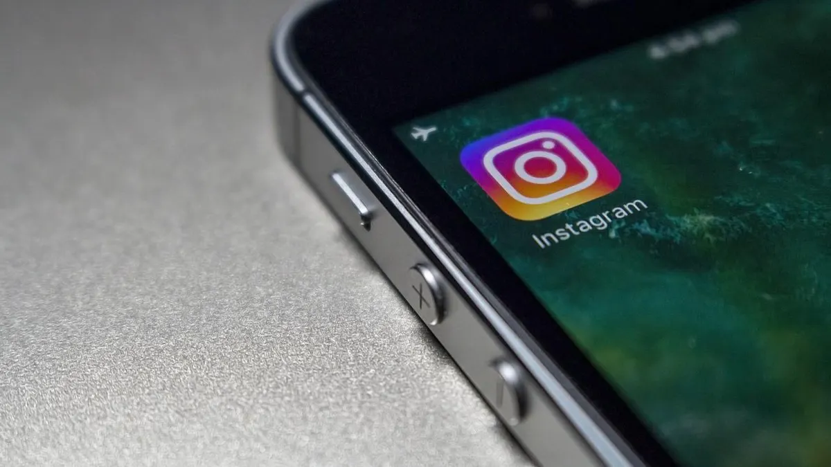 Ilustrasi fitur Repost Feed di Instagram.