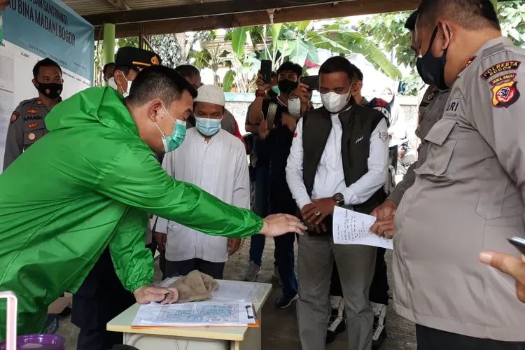 Kapolresta Bogor Kota Kombes Pol Susatyo Purnomo Condro, saat menyambangi Pondok Pesantren Bina Madani, Kelurahan Harjasari, Kecamatan Bogor Selatan. (Dok Polresta Bogor Kota)