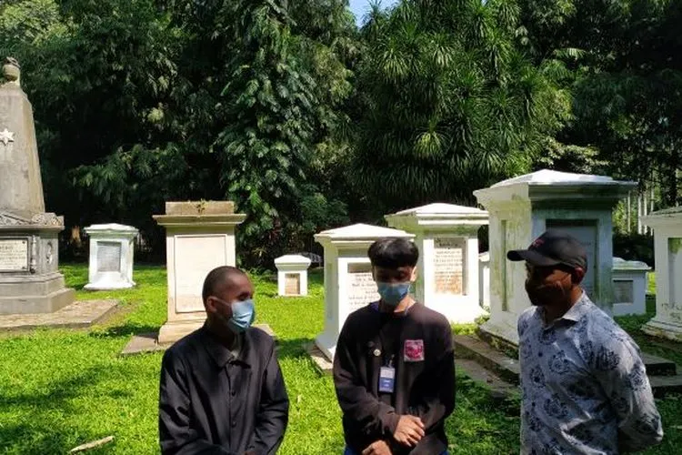 Manejemen Kebun Raya Sayangkan Wistawan Viral Injak Makam Belanda (Yogi Faisal)