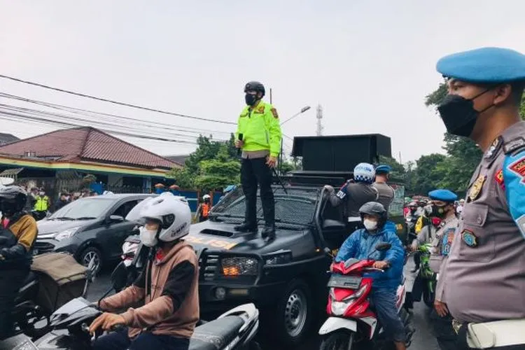 Kapolresta Bogor Kota Kombes Pol Susatyo Purnomo Condro saat melakukan pembubaran masa aksi (Yogi Faisal)