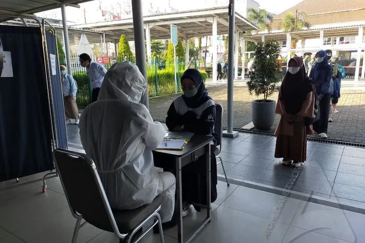 Ratusan Penumpang KRL Bogor Jalani Tes Antigen Secara Acak / Yogi Faisal