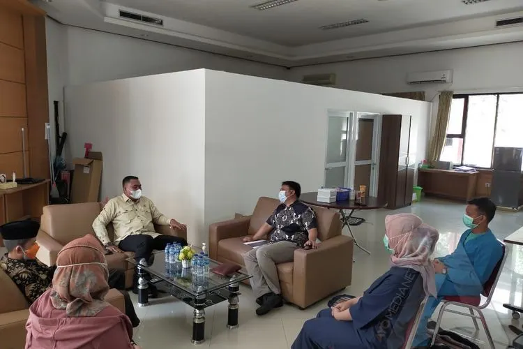 Ketua DPRD Kabupaten Bogor Rudy Susmanto, bersama Wakil Ketua DPRD Kabupaten Bogor Agus Salim, saat mengunjungi pusat isolasi Kemang, Kabupaten Bogor. (Yogi Faisal)