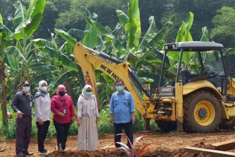 Petugas pemulasaraan jenazah, saat melakukan proses penggalian makam Covid-19 menggunakan alat berat. (Dok PUPR dan Disperumkim)