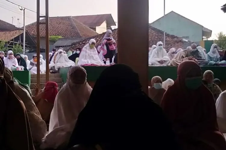 Kondisi pelaksanaan Salat Idul Adha berjamaah di Masjid At Taqwa Hulurawa, Desa Bantarsari, Kecamatan Rancabungur, Kabupaten Bogor. (Yogi Faisal)