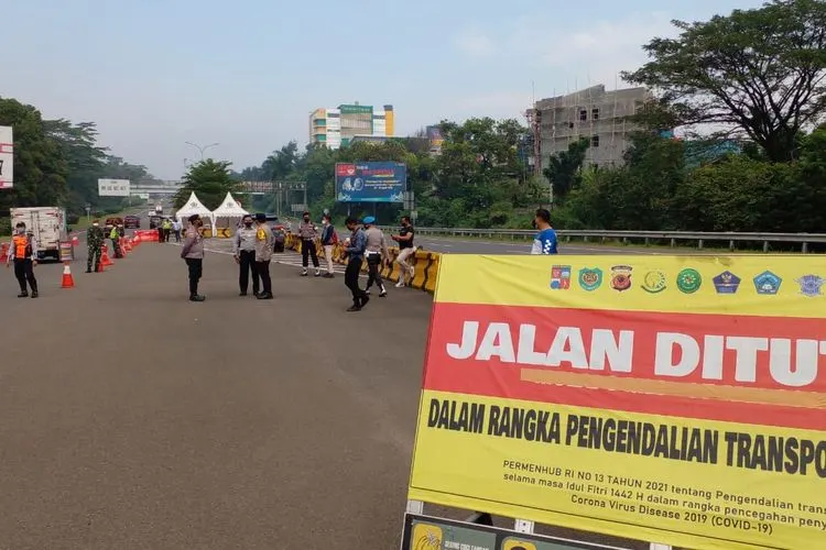 Petugas gabungan saat melakukan penyekatan arus lalu lintas di Kota Bogor (Yogi Faisal)