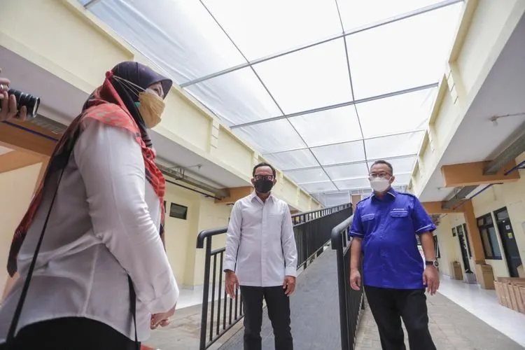 Wali Kota Bogor Bima Arya Sugiarto bersama Rektor IPB University Arif Satria, saat meninjau pusat isolasi mandiri di Kampus IPB (Dok Pemkot Bogor)