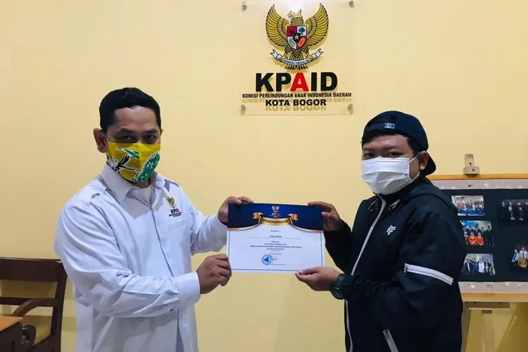 Ketua Komisi Perlindungan Anak Indonesia Daerah (KPAID) Kota Bogor Dudih Syiarudin, saat memberikan penghargaan kepada wartawan ramah anak Kota Bogor (Yogi Faisal)