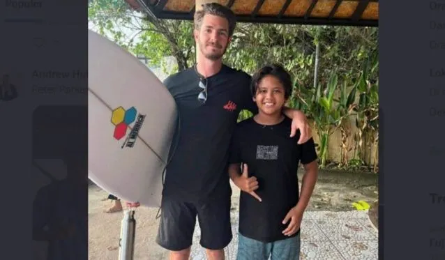 Potret Andrew Garfield di Bali bersama seorang anak.