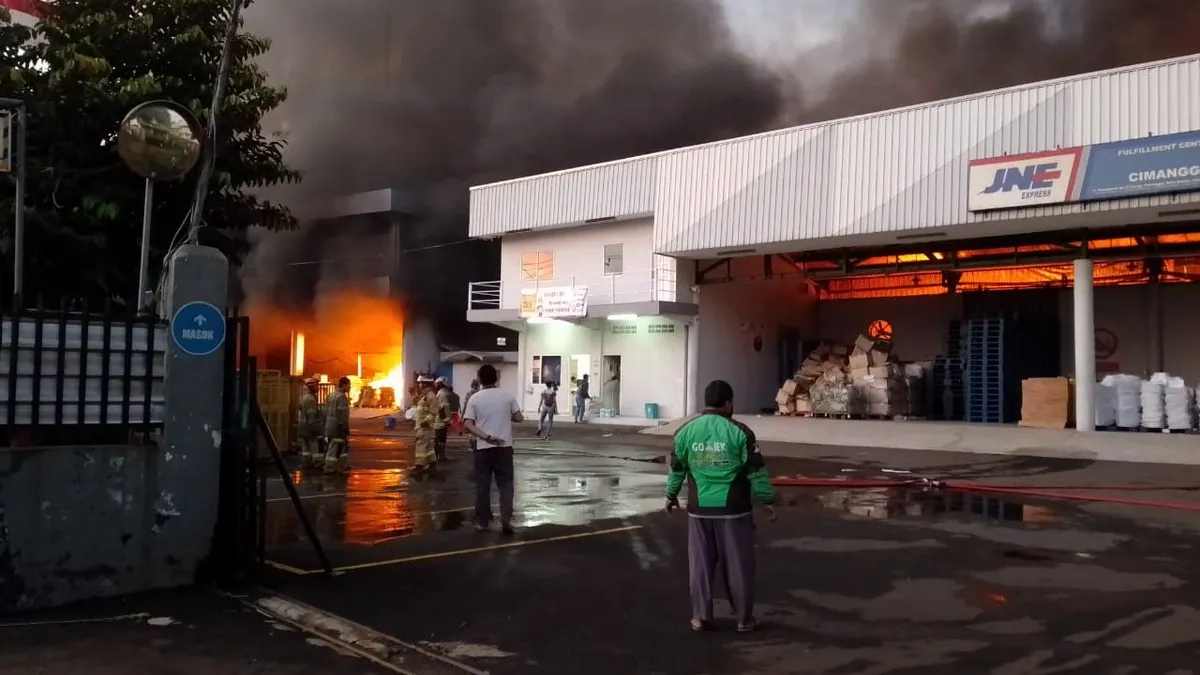 Kebakaran di gudang JNE Cimanggis, Depok.